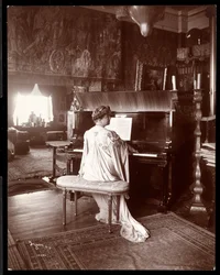 Fru I. M. Clark ved klaveret, 1904 (sølvgelatineprint)